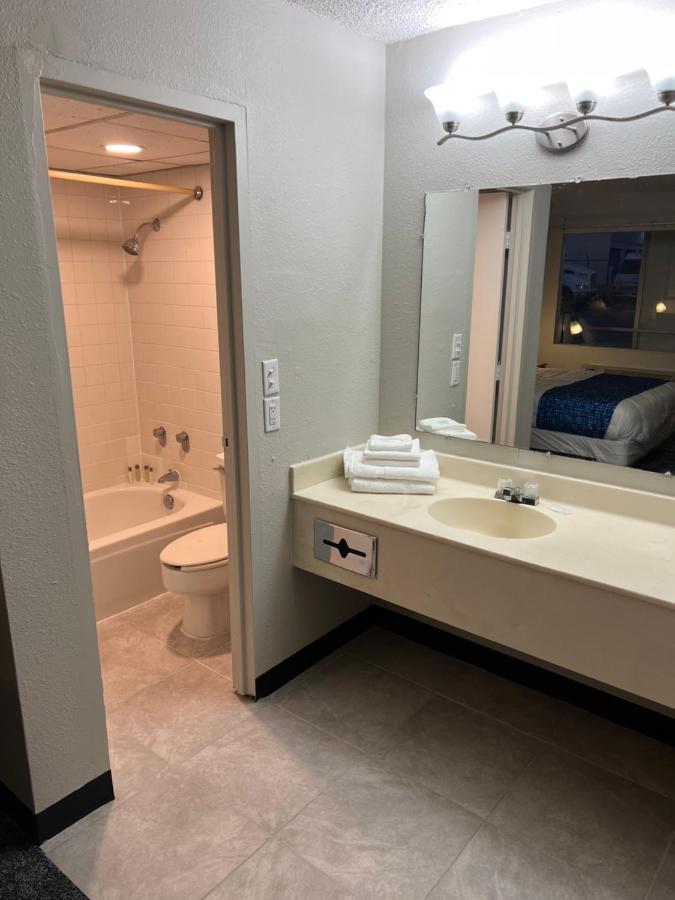 Travelodge By Wyndham Lincoln Northeast מראה חיצוני תמונה