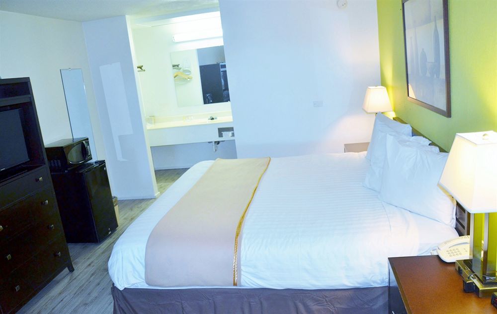 Travelodge By Wyndham Lincoln Northeast מראה חיצוני תמונה